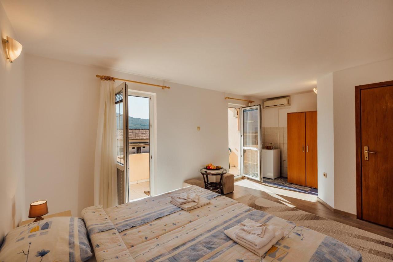 Apartmani Mara Kumbor Bagian luar foto