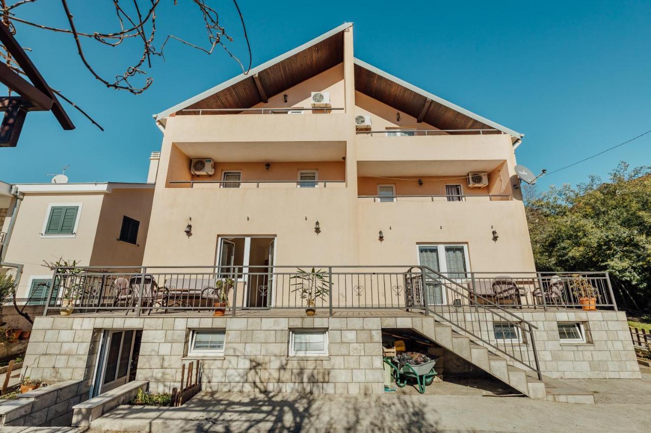 Apartmani Mara Kumbor Bagian luar foto