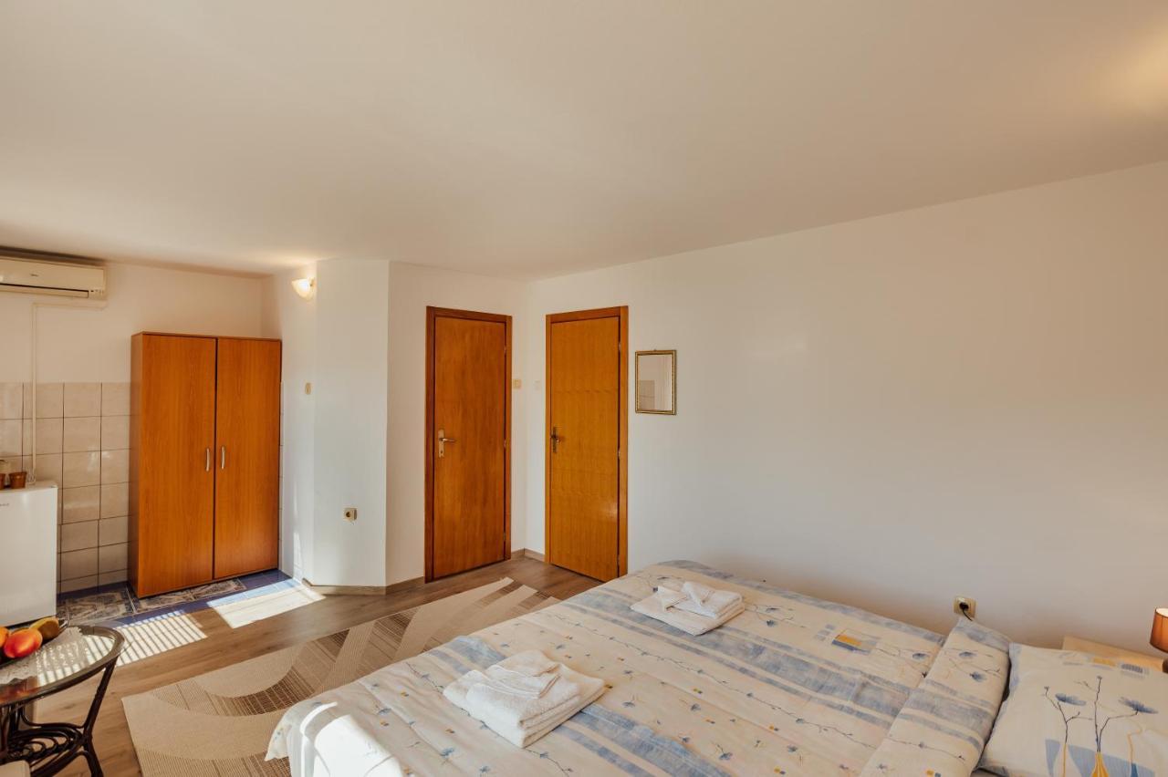 Apartmani Mara Kumbor Bagian luar foto